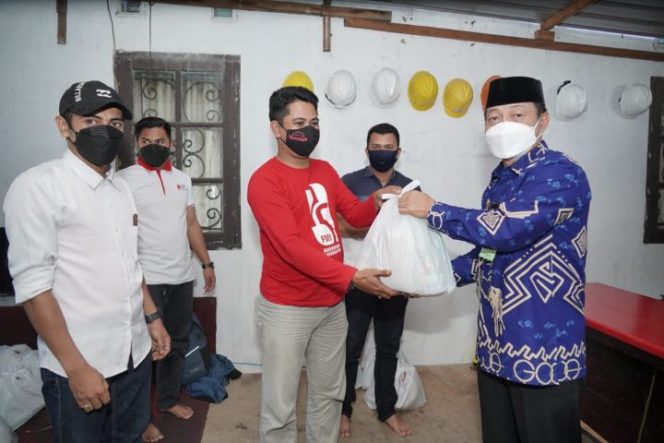 					Ketua PMI Gowa Turun Langsung Bagikan Paket Lebaran untuk Pengurus Markas dan KSR