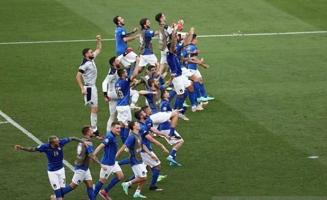 					Para pemain tim nasional Italia melakukan selebrasi bersama suporter yang hadir di Stadion Olimpico, Roma, Italia, selepas mengalahkan Wales dalam laga pemungkas Grup A Euro 2020 pada Minggu (20/6/2021) waktu setempat. (ANTARA/REUTERS/POOL/Ryan Pierse)
