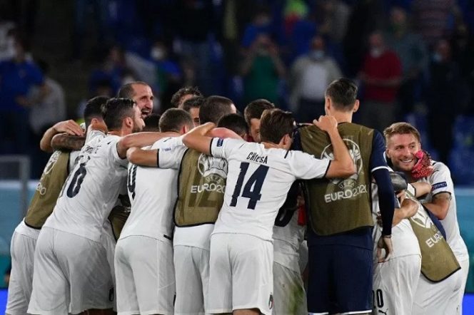 					Para pemain Italia merayakan kemenangan pertama mereka dalam EURO 2020 setelah menaklukkan Turki dalam pertandingan Grup A di Stadion Olimpico, Roma, 11 Juni 201. (AFP/FILIPPO MONTEFORTE)