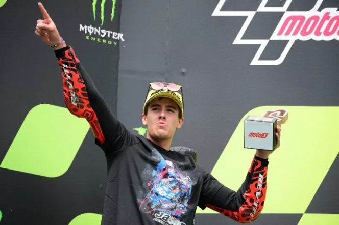 					Pebalap tim Indonesian Racing Gresini Moto3 Jeremy Alcoba melakukan selebrasi setelah finis runner-up di Grand Prix Catalunya, Sirkuit Barcelona-Catalunya. (6/6/2021) ANTARA/AFP/Lluis Gene.