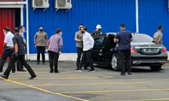 					Presiden Joko Widodo tiba di Stasiun Bogor, di Kota Bogor, Kamis (17/6/2021), meninjau pelaksanaan vaksinasi COVID-19, untuk pengguna jasa KRL Commuterline. ANTARA/Riza Harahap