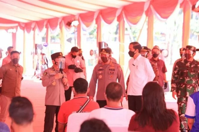 					Kapolri Jenderal Pol Listyo Sigit Prabowo mendampingi Presiden Joko Widodo meninjau vaksinasi massal di Lapangan Bhayangkara, Jakarta, Sabtu (26/6/2021) (ANTARA/HO-Divisi Humas Polri)