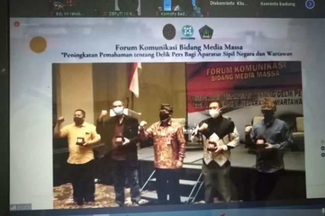 					Plt Deputi Bidang Koordinasi Komunikasi, Informasi dan Aparatur Kemenko Polhukam, Marsma TNI Oka Prawira (tengah), saat membuka Forum Komunikasi Media Massa bertema 