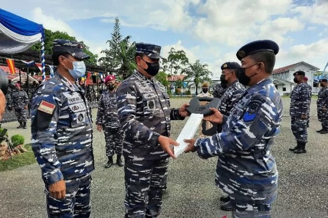 					Kepala Staf Angkatan Laut Laksamana TNI Yudo Margono menyerahkan reward berupa sepeda motor kepada prajurit Lantamal X Jayapura yang sudah puluhan tahun mengabdi (ANTARA News Papua/Hendrina Dian Kandipi)