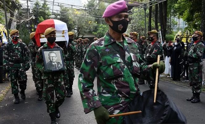 					Prajurit TNI mengusung peti jenazah dari mantan Menteri Luar Negeri Mochtar Kusumaatmadja di rumah duka, kawasan Kebayoran Baru, Jakarta, Minggu (6/6/2021). ANTARA FOTO/Indrianto Eko Suwarso/wsj.