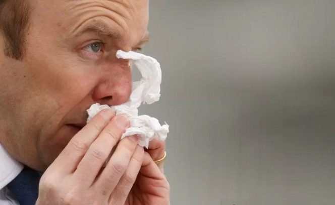 					Menteri Kesehatan Matt Hancock membersihkan hidungnya pada pembukaan Rumah Sakit NHS Nightingale, di tengah pandemi virus corona (COVID-19) yang masih berlanjut, di London, Inggris, Jumat (3/4/2020). ANTARA FOTO/REUTERS/John Sibley/AWW/djo