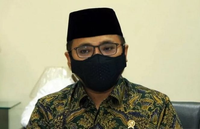 					Menteri Agama Yaqut Cholil Qoumas menerbitkan surat edaran pembatasan untuk menjadi pedoman masyarakat dalam kegiatan di rumah ibadah guna membantu mengatasi lonjakan tajam COVID-19 di Jakarta, Rabu (16/6/2021). ANTARA/HO-Kementerian Agama/am.