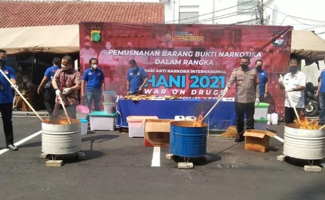 					Polres Metro Jakarta Selatan memusnahkan barang bukti narkoba jenis tembakau sintetis seberat total 167,8 kilogram di Jakarta, Selasa (29/6/2021). ANTARA/Dewa Ketut Sudiarta Wiguna.