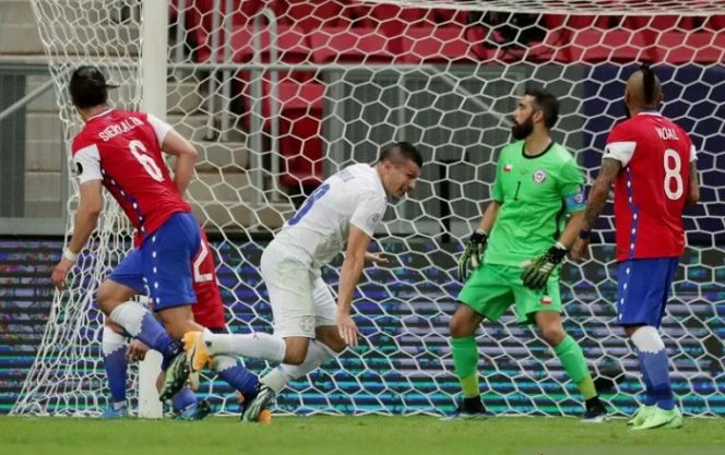 					Pemain Paraguay Brainan Samuido (jersey putih) melakukan selebrasi setelah mencetak gol lawan Chile dalam laga Grup A Copa America 2021 di Estadio Mane Garrincha, Brasil pada 25 Juni 2021. ANTARA/REUTERS/HENRY ROMERO
