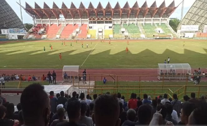 					Penonton memadati tribun utama (VIP) stadion Harapan Bangsa Banda Aceh saat laga uji coba Persiraja lawan PSMS Medan, di Banda Aceh, Minggu (27/6/2021). ANTARA/Rahmat Fajri.