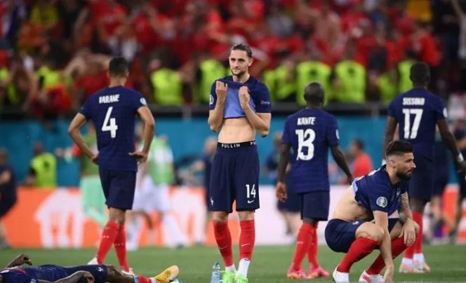 					Para pemain tim nasional Prancis bereaksi setelah kalah lewat adu penalti di laga 16 besar Euro 2020 antara Prancis melawan Swiss di National Arena Bucharest, Bucharest, Rumania. (28/6/2021). ANTARA/Pool via REUTERS/Franck Fife/pri.