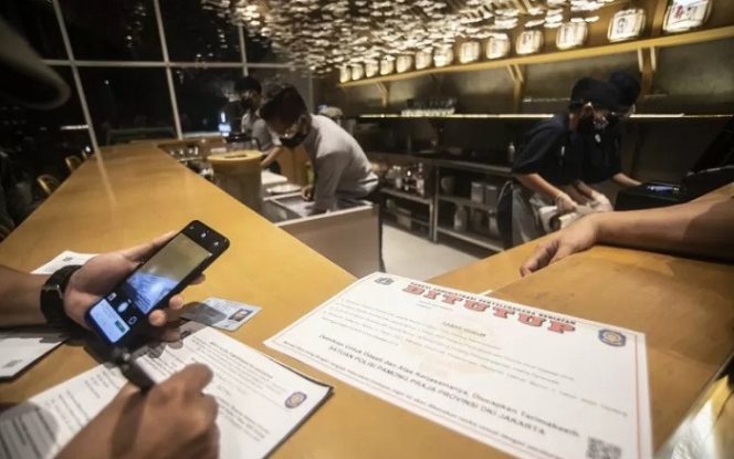 					Petugas Satpol PP memberikan sanksi terkait pelanggaran protokol kesehatan COVID-19 di rumah makan Sushi Hiro, Jakarta, Minggu (13/6/2021). Dalam rangka Penegakan Pendisiplinan PPKM Berskala Micro TA 2021, Pemprov DKI Jakarta akan melakukan penerapan kedisiplinan terhadap individu maupun tempat usaha yang melakukan pelanggaran terkait protokol kesehatan COVID-19. ANTARA FOTO/Muhammad Adimaja/foc.