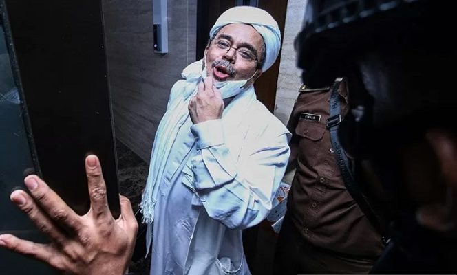 					Foto Arsip - Terdakwa Rizieq Shihab memasuki gedung Bareskrim Polri usai menjalani sidang di PN Jakarta Tumur dengan tuntutan enam tahun untuk kasus tes usap RS UMMI, Jakarta, Kamis (3/6/2021). ANTARA FOTO/Rivan Awal Lingga/wsj/aa.