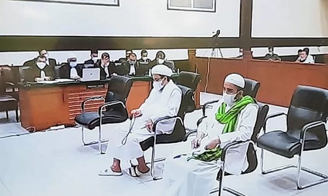					Tangkapan layar - Rizieq Shihab dan Hanif Alatas saat menjalani sidang tuntutan kasus tes usap RS UMMI Bogor di Pengadilan Negeri Jakarta Timur, Kamis (3/6/2021). ANTARA/Yogi Rachman/aa.