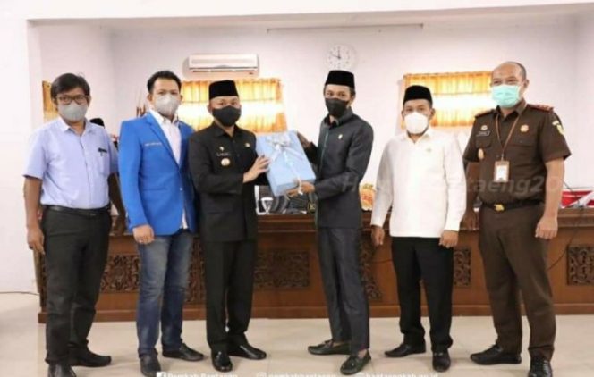 					Bupati Bantaeng Serahkan Permohonan Hibah Tanah Milik Pemda Kepada Kejaksaan Negeri Bantaeng