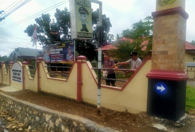 					Jelang Hari Bhayangkara ke-75, Personil Polsek Palakka Polres Bone Perindah Halaman Kantor