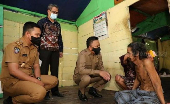 					Bupati Bantaeng Kerahkan Aparat Lurah Bersihkan Rumah Lansia Sebatang Kara