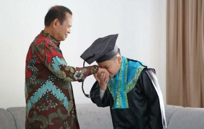 					Dampingi Cucu Pertama Wisuda Online, ini yang Dikatakan Basmin Mattayang