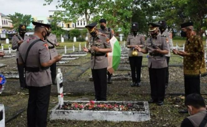 					Jelang HUT Bhayangkara, Polres Bone Tabur Bunga di Makam Pahlawan