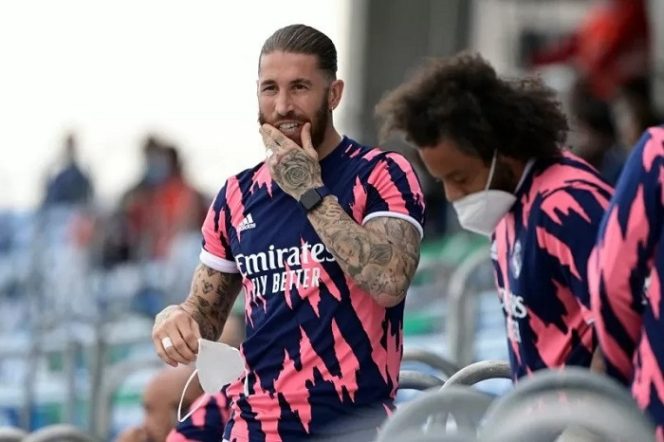 					Bek tengah Real Madrid Sergio Ramos (kanan) berbicang dengan rekannya sesama bek Marcelo menjelang pertandingan melawan Villarreal CF di Stadion Alfredo di Stefano di Valdebebas, Madrid, 22 Mei 2021. (AFP/JAVIER SORIANO)