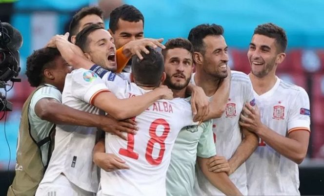 					Pemain timnas Spanyol Koke melakukan selebrasi bersama rekan-rekannya di laga 16 besar Euro 2020 antara Kroasia melawan Spanyol di Parken Stadium, Copenhagen, Denmark. ANTARA/Reuters/Friedemann Vogel/pri.