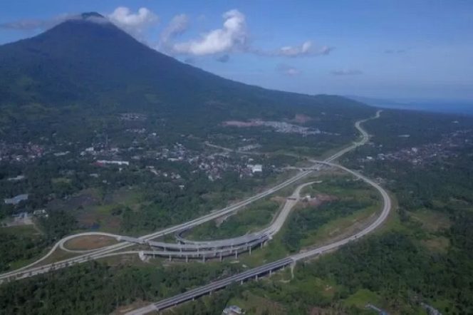 					Jalan Tol Manado-Bitung. ANTARA /HO-BPJT Kementerian PUPR