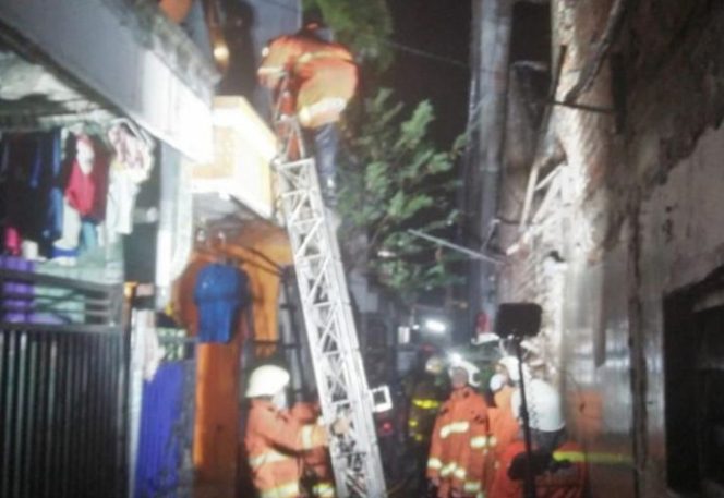 					Sebuah rumah ludes terbakar (Dok Damkar Surabaya)