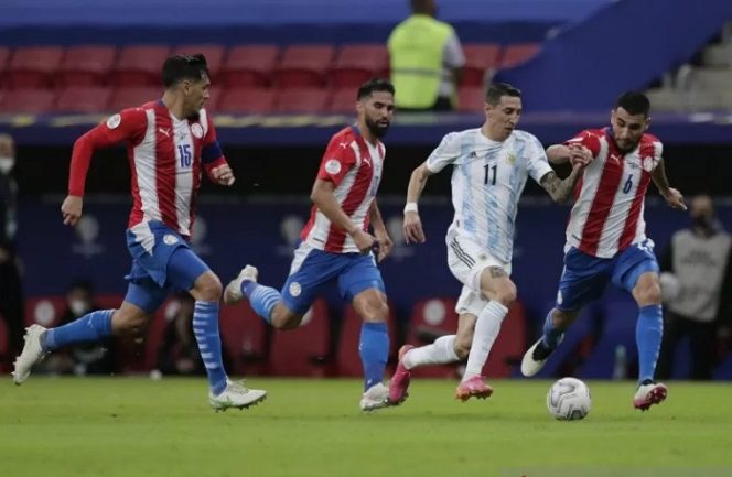 					Pemain Argentina Angel di Maria (kedua kanan) menggiring bola saat ditempel tiga pemain Paraguay dalam pertandingan Grup A Copa America 2021 di Estadio Mane Garrincha, Brasilia, Brazil - June 21, 2021 Argentina's Angel Di Maria in action with Paraguay's Junior Alonso REUTERS/Ueslei Marcelino (REUTERS/UESLEI MARCELINO)