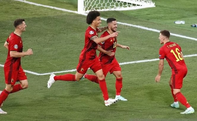 					Pemain tim nasional Belgia Thorgan Hazard (kanan) melakukan selebrasi bersama rekan-rekannya melakukan selebrasi seusai mencetak gol ke gawang Portugal dalam laga 16 besar Euro 2020 di Stadion La Cartuja, Sevilla, Spanyol, Minggu (27/6/2021) waktu setempat. (ANTARA/REUTERS/POOL/Jose Manuel Vidal)