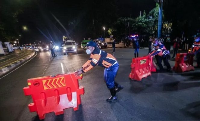					Satgas Pelaksasanaan COVID-19 Kota Bogor memberlakukan penyekatan total kendaraan bermotor dan pengalihan arus lalu lintas di Kota Bogor pada malam hari mulai pukul 21:00 WIB hingga 24:00 WIB. ANTARA/HO-Pemkot Bogor.
