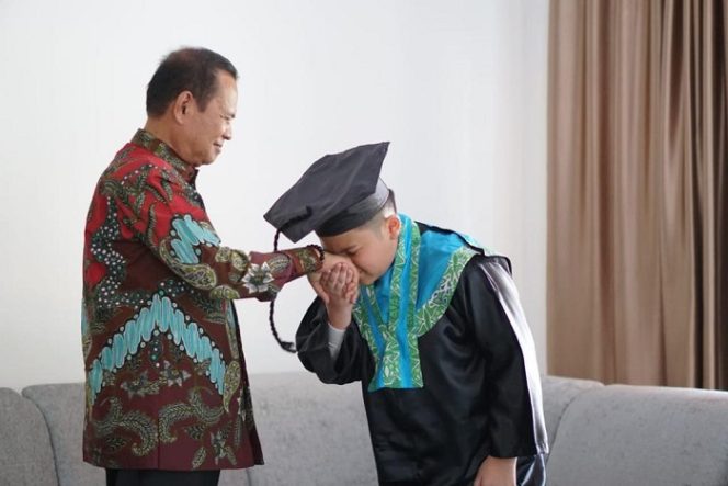 					Bupati Luwu Basmin Mattayang Dampingi Cucu Pertama Wisuda Online