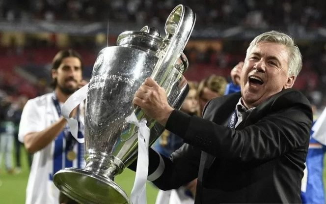 					Foto ilustrasi - Carlo Ancelotti mengangkat trofi Liga Champions saat ia menjuarainya bersama Real Madrid untuk musim 2013/14 di Stadion da Luz, Lisabon, Portugal, pada 24 Mei 2014. ANTARA/AFP/Franck Fife.