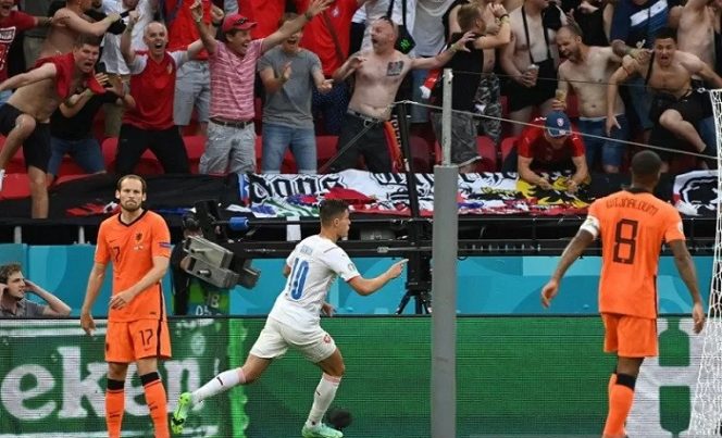 					Penyerang tim nasional Republik Ceko Patrik Schick (tengah) merayakan golnya ke gawang Belanda dalam laga 16 besar Euro 2020 di Stadion Puskas Arena, Budhapest, Hongaria, Minggu (27/6/2021) waktu setempat. (ANTARA/REUTERS/POOL/Attila Kisbenedek)