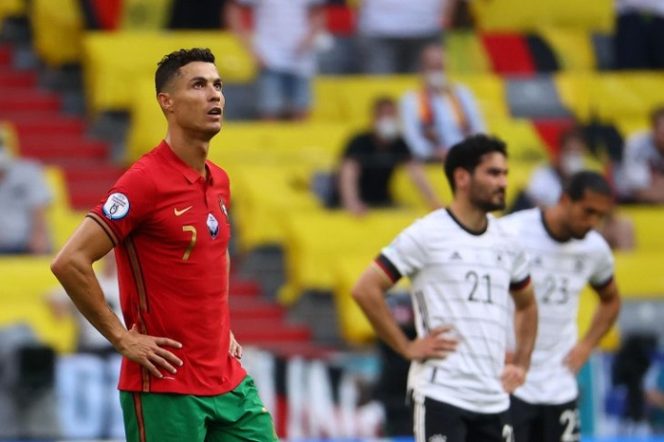 					Bintang Portugal Cristiano Ronaldo termenung saat menyaksikan Raphael Guerreiro melakukan gol bunuh diri ke gawang Portugal saat pertandingan lanjutan Grup F Euro 2020 antara Portugal vs Jerman di Stadion Arena Munich, Jerman, Sabtu 19/6/2021) (ANTARA/REUTERS/KAI PFAFFENBACH)