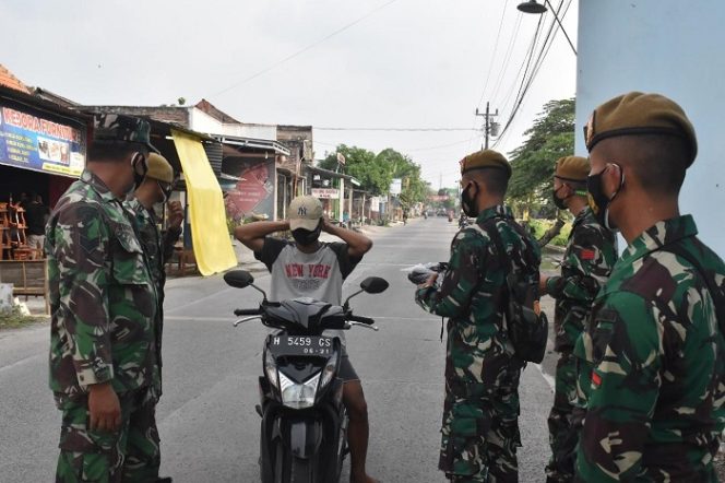 					Sejumlah aparat Koramil 12/Mranggen dan Satgas BKO Yonarmed 3 membagi-bagikan masker kepada pengguna jalan di Desa Batursari, Kecamatan Mranggen, Kabupaten Demak, Jawa Tengah, Kamis (17/6/2021).