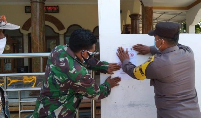 					Anggota Koramil dan juga Polsek Demak saat memasang seleberan tentang pentingnya protokol kesehatan.