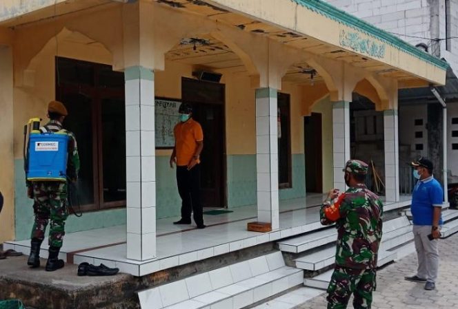 					Anggota Babinsa Koramil 07/Gajah Kodim 0716/Demak bersama anggota BKO dari Yon Armed 3/Magelang dibantu perangkat Desa Sambung melakukan penyemprotan disinfektan, Senin (14/6/2021).