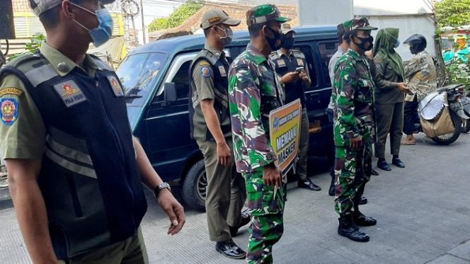 					Petugas dari Koramil, Polsek, dan juga Satpol PP saat sosialisasi pentingnya protokol kesehatan kepada warga.