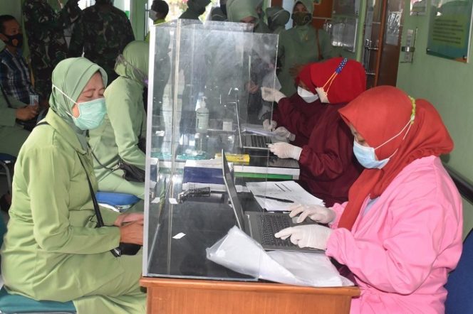 					Suasana saat Persit KCK Cabang XXXVII Dim 0716 Demak Koorcab Rem 073 PD IV/Diponegoro menggelar vaksinasi di Puskesmas Demak 1, Demak, Jawa Tengah, pada Jumat (28/5/2021) lalu.