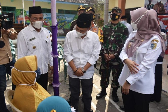 					Dandim Demak Letkol Arh M Ufiz bersama Bupati Demak Eistianah dan Forkopimda meninjau pelaksanaan vaksinasi bagi lansia di wilayah Kabupaten Demak.