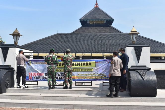 					Petugas dari Polres Demak bersama Kodim 0716/Demak menggelar patroli di sejumlah tempat wisata yang berada di Kabupaten Demak. Destinasi wisata di Demak ditutup untuk sementara menyusul meningkatnya kasus Covid-19 di daerah tersebut.
