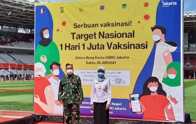 					Kepala Dinas Kesehatan DKI Jakarta Widyastuti (kanan) saat meninjau pelaksanaan vaksinasi COVID-19 massal di Stadion Utama Gelora Bung Karno, Jakarta, Sabtu (26/6/2021). ANTARA/Yogi Rachman