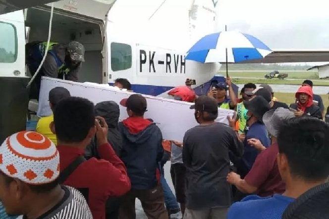 					Jenazah tiga dari empat orang korban pbunuhan yang dilakukan KKB di kampung Bingki, Distrik Seradala, Kabupaten Yahukimo, Sabu (26/6) dievakuasi ke Merauke untuk dimakamkan. (ANTARA/HO/Humas Polda Papua)