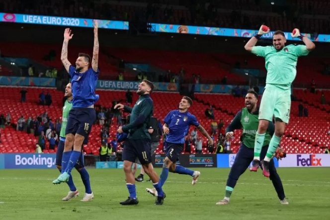 					Para pemain timnas Italia melakukan selebrasi setelah mereka memenangi laga babak 16 besar Piala Eropa 2020 melawan Austria dengan skor 2-1 di Stadion Wembley, London. (26/6/2021) (ANTARA/REUTERS/Carl Recine)