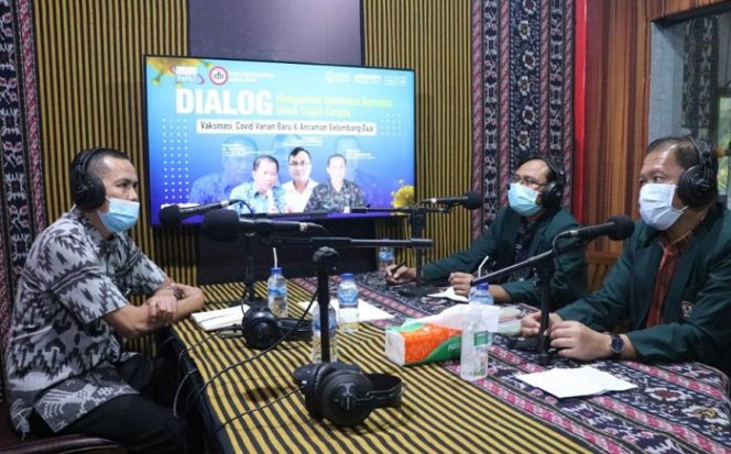 					Dialog interaktif yang membahas penanganan Covid-19, di Radio Kartini FM Jepara, Rabu (2/6/2021).