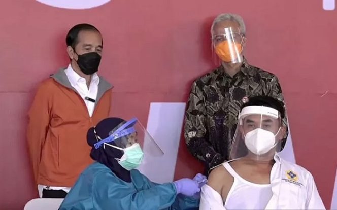 					Tangkapan layar - Presiden Joko Widodo (Jokowi) (kiri) menyaksikan vaksinasi COVID-19 kepada 1.000 warga di Pelabuhan Tanjung Emas, Semarang, Jawa Tengah, Jumat (11/6/2021). ANTARA/Tangkapan layar Youtube Sekretariat Presiden/pri.