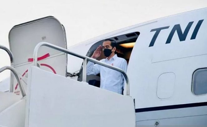 					Presiden Joko Widodo saat hendak bertolak menuju Provinsi Sulawesi Tenggara pada Rabu, (30/6/2021). ANTARA/HO-BPMI Setpres-Laily Rachev/pri.