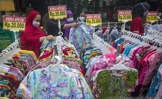 					Calon pembeli memilih pakaian yang dijual di salah satu toko di Jakarta, Senin (8/2/2021). (ANTARA/ADITYA PRADANA PUTRA/ADITYA PRADANA PUTRA)