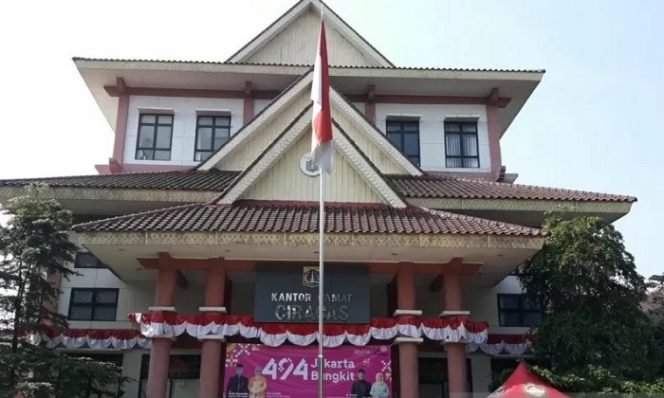					Kantor Kecamatan Ciracas ditutup sementara hingga Kamis (1/7) imbas adanya pegawai positif COVID-19, Jakarta, Selasa (29/6/2021). ANTARA/Yogi Rachman.