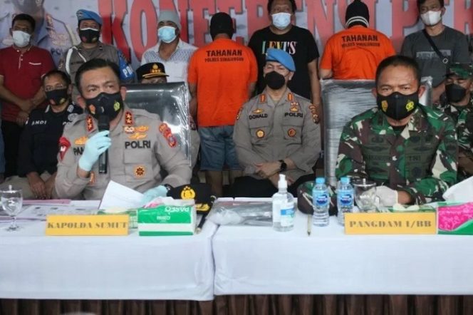 					Kapolda Sumut Irjen Pol RZ Panca Putra Simanjuntak didampingi Pangdam I Bukit Barisan Mayjen TNI Hassanudin, memaparkan kasus penembakan yang menewaskan wartawan media 